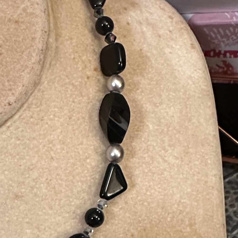 Elegant Black onyx and pearl Beaded Necklace - Picture 3 of 4
